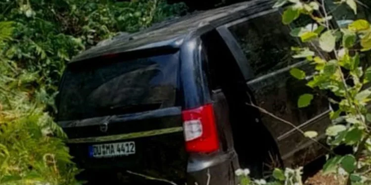Şarampole yuvarlanan minibüsteki 4 kişi yaralandı