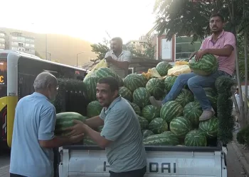 Bursa’da bir mağaza 4 kamyon karpuz dağıttı