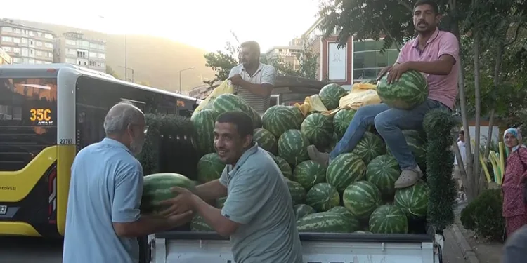 Bursa’da bir mağaza 4 kamyon karpuz dağıttı