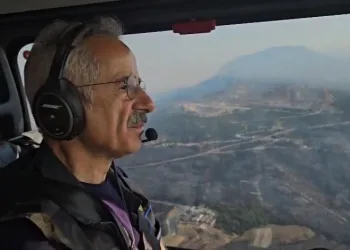 Bakan Uraloğlu, helikopterle yangın bölgesini havadan inceledi