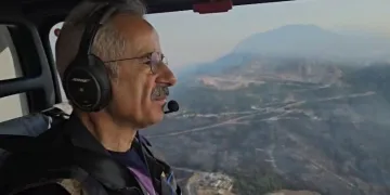 Bakan Uraloğlu, helikopterle yangın bölgesini havadan inceledi