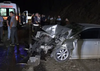 Yangına yardım götüren otomobil su tankerine çarptı