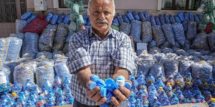 Topladığı 2 milyon kapakla ihtiyaç sahiplerine destek oldu