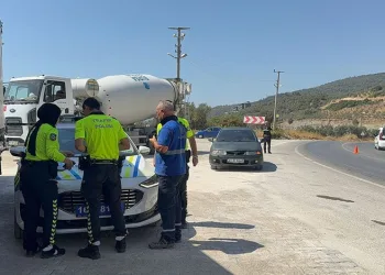 Bursa’da plastik hammadde yüklü kamyon devrildi