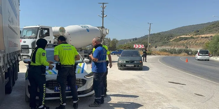 Bursa’da plastik hammadde yüklü kamyon devrildi