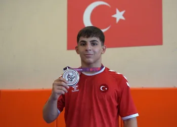Bursa’da ormanlık alanda çıkan yangına müdahale sürüyor