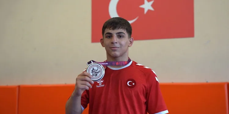 Bursa’da ormanlık alanda çıkan yangına müdahale sürüyor
