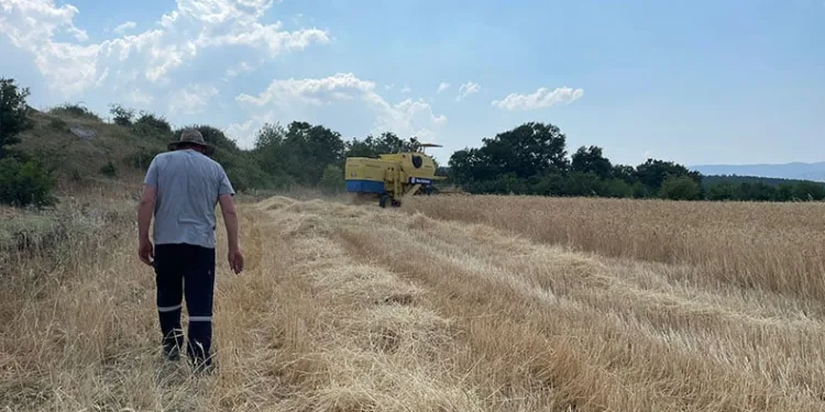 Bursa’da tırın kör noktasında kalan otomobil, kullanılmaz hale geldi
