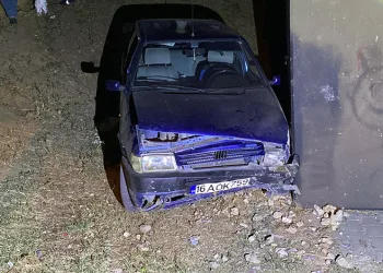 Otomobil şarampole uçup trafoya çarptı: Kazayı burnu bile kanamadan atlattı