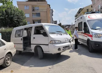 Bursa’da minibüs ile motosiklet çarpıştı: 2 yaralı