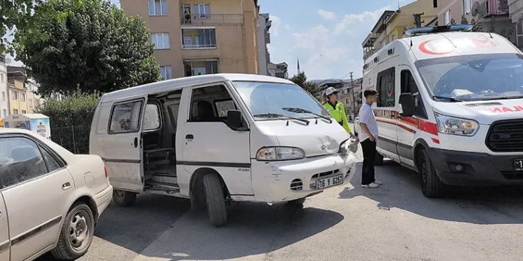 Bursa’da minibüs ile motosiklet çarpıştı: 2 yaralı