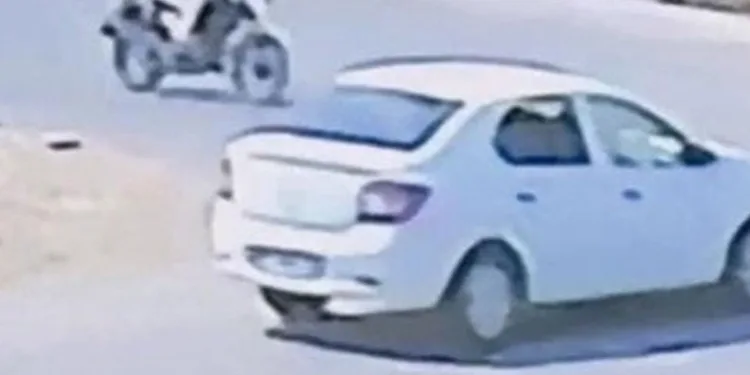 Motosiklet ile otomobilin çarpıştığı kaza kamerada