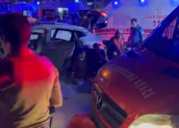 Kırmızı ışık ihlali kaza getirdi: 2’si ağır 8 yaralı