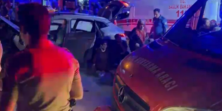 Kırmızı ışık ihlali kaza getirdi: 2’si ağır 8 yaralı