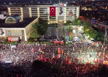 Saraçhane’de Ekrem İmamoğlu için binler toplandı