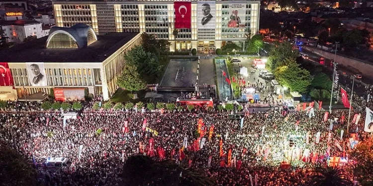 Saraçhane’de Ekrem İmamoğlu için binler toplandı