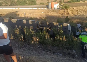 Balıkesir’de yolcu otobüsü devrildi: 1’i ağır 27 yaralı