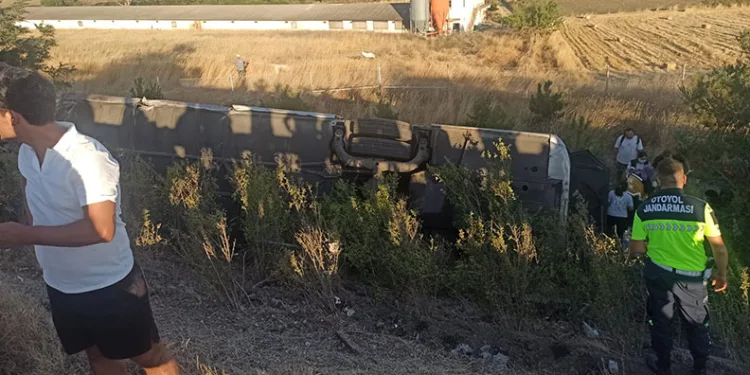 Balıkesir’de yolcu otobüsü devrildi: 1’i ağır 27 yaralı