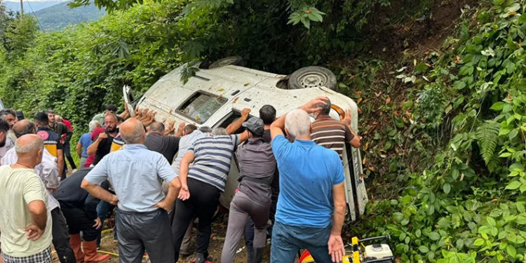 Çay işçilerini taşıyan araç kaza yaptı: 2 ölü, 3 yaralı