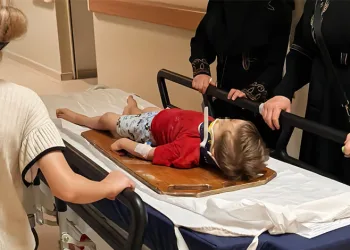 İnegöl’de balkondan düşen 3 yaşındaki çocuk ağır yaralandı