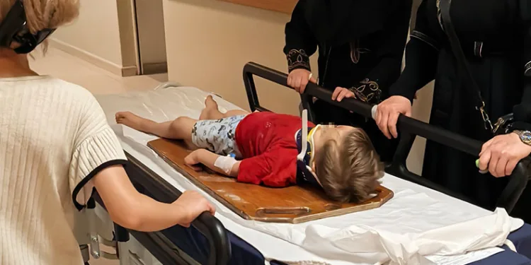 İnegöl’de balkondan düşen 3 yaşındaki çocuk ağır yaralandı