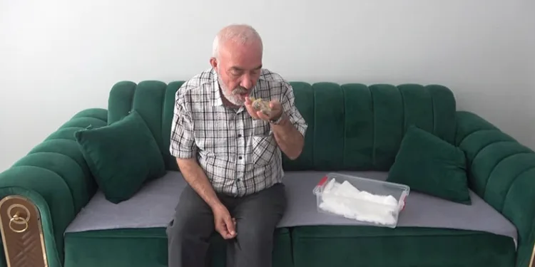 Ölmek üzereyken bulduğu kuşa can verdi