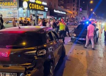 Alkollü sürücü makas atarken kaza yaptı: 2 yaralı