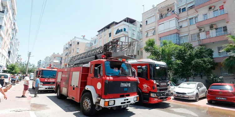 Antalya’da apartmanda çıkan yangında 7’si çocuk 10 kişi dumandan etkilendi