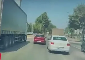 Bursa’da tırın kör noktasında kalan otomobil, kullanılmaz hale geldi