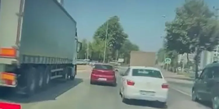 Bursa’da tırın kör noktasında kalan otomobil, kullanılmaz hale geldi