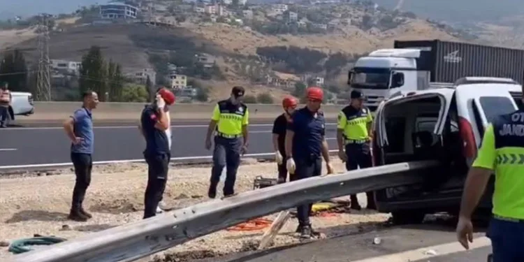 Hafif ticari araç bariyerlere ok gibi saplandı 2 kişi hayatını kaybetti