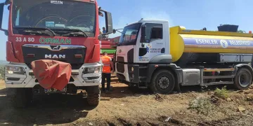 Sıcaktan bunaldı yavru kangal ile aynı varilin içinde serinledi