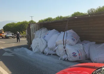 Bursa’da plastik hammadde yüklü kamyon devrildi