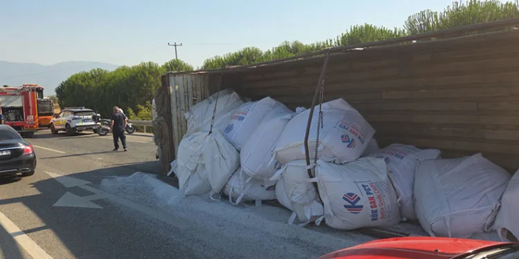 Bursa’da plastik hammadde yüklü kamyon devrildi