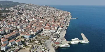 Bayhan şarkı söylerken yere düştü