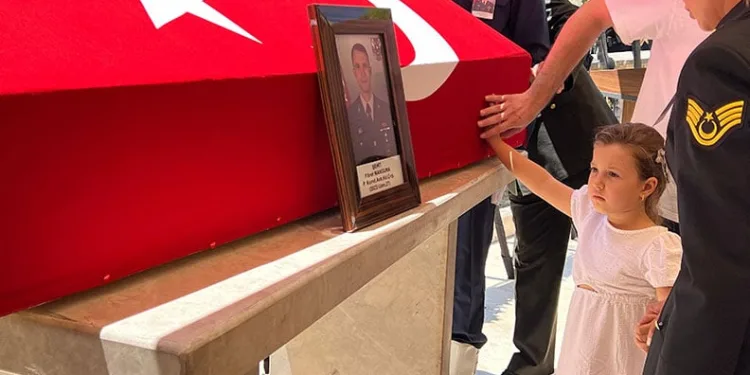 Minik Deniz’den şehit babasına son bakış