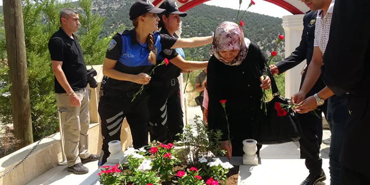 Hafif ticari araç bariyerlere ok gibi saplandı 2 kişi hayatını kaybetti