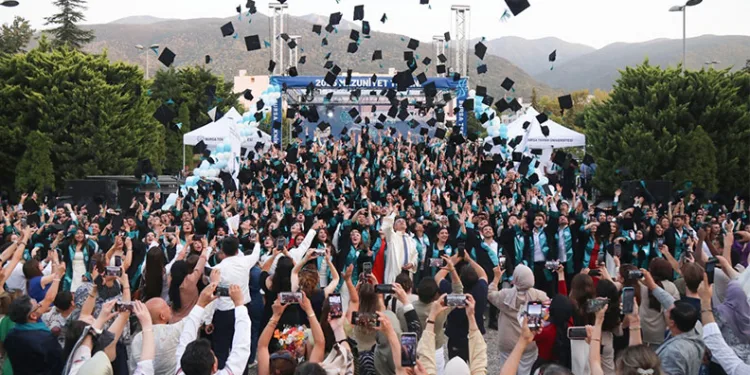 BTÜ’de mezuniyet sevinci ve 15. yıl gururu bir arada