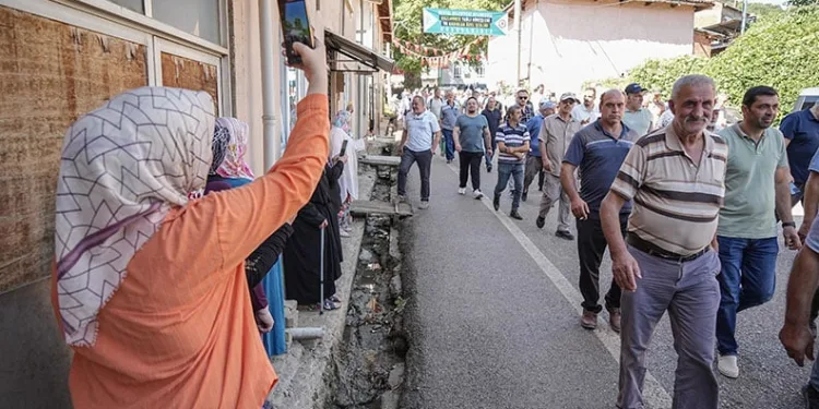 Bursa’da mahalle 1 günlüğüne kadınlara emanet edildi
