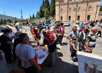 Bursa’da seyyar satıcılar ile zabıta arasında gerginlik