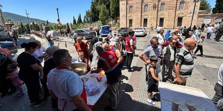 Bursa’da seyyar satıcılar ile zabıta arasında gerginlik