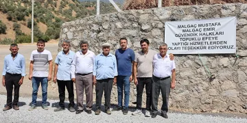 Sıcaktan bunaldı yavru kangal ile aynı varilin içinde serinledi