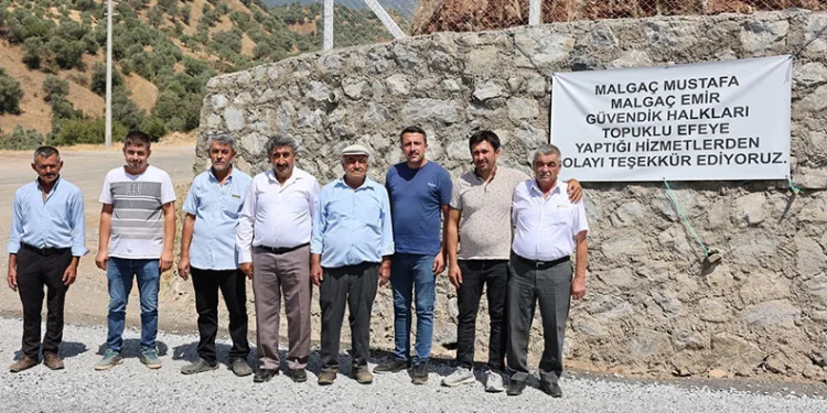 Sıcaktan bunaldı yavru kangal ile aynı varilin içinde serinledi