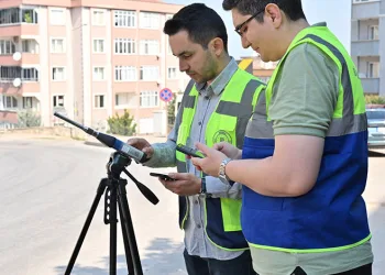 Bursa’da tırın kör noktasında kalan otomobil, kullanılmaz hale geldi