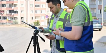 Bursa’da tırın kör noktasında kalan otomobil, kullanılmaz hale geldi