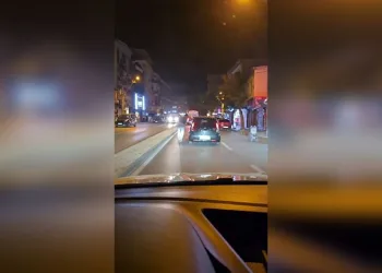 Scooterli gencin tehlikeli yolculuğu kamerada