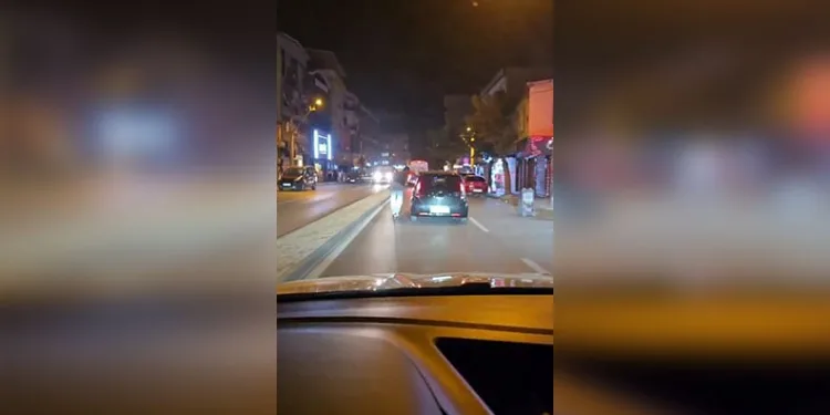 Scooterli gencin tehlikeli yolculuğu kamerada