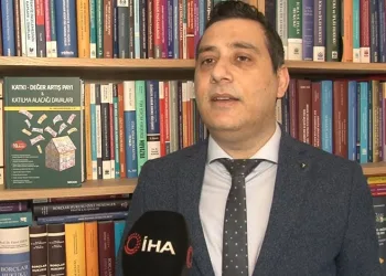 Bayhan şarkı söylerken yere düştü