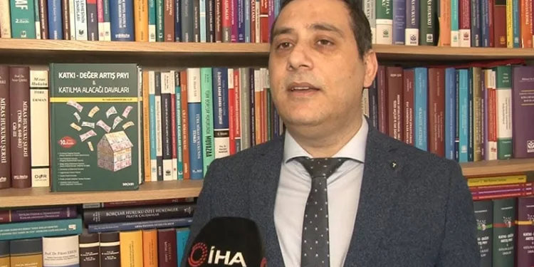 Bayhan şarkı söylerken yere düştü