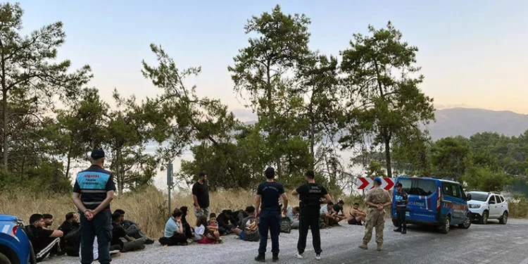Hafif ticari araç bariyerlere ok gibi saplandı 2 kişi hayatını kaybetti